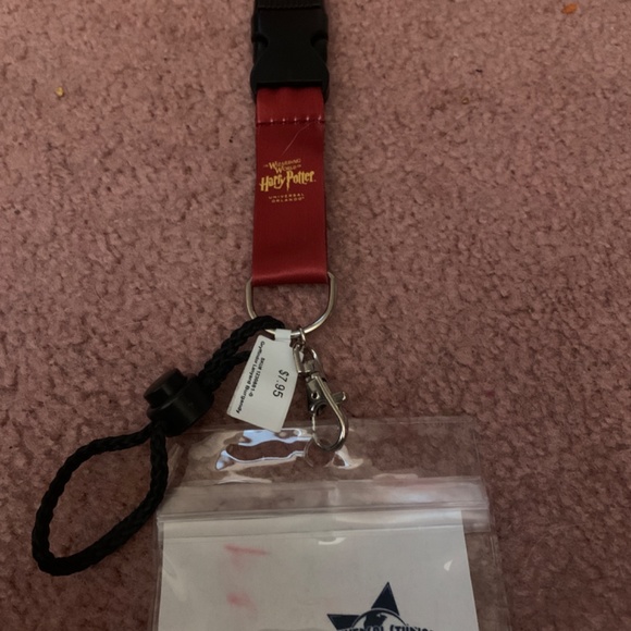 NWT UNIVERSAL STUDIOS GRYFFINDOR LANYARD BOTTLE CARRIER - Picture 3 of 3